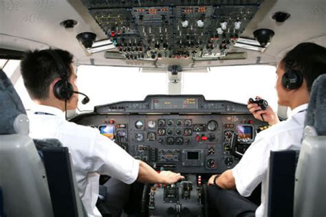 国际航班允许空姐坐副机长座位拍照 机长与空姐双双被停飞 - 航空要闻 - 航空圈——航空信息、大数据平台