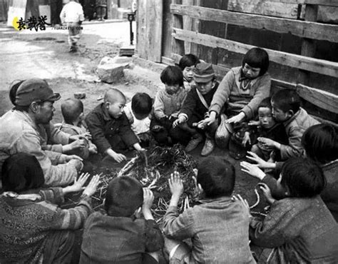 原子弹爆炸后的日本广岛，一群“无家可归”的孩子在烤火 - 知乎