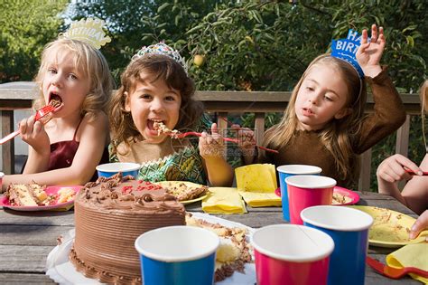 假期,童庆祝快乐的孩子与蜡烛生日蛋糕上坐桌子上的夏季花园聚会快乐的孩子夏天的生日聚会上吃蛋糕快乐的孩子高清图片下载-正版图片300129502-摄图网