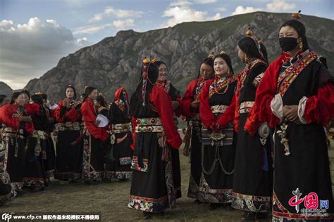 拉萨迎来传统“沐浴节” 藏族民众河边戏水 - 金羊网
