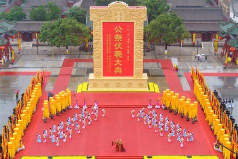 参加2019年公祭中华人文始祖伏羲大典的群众向伏羲庙敬献鲜花。
