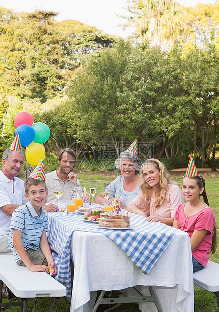 幸福的家庭在生日派对上对着摄影机微笑高清图片下载-正版图片321765113-摄图网