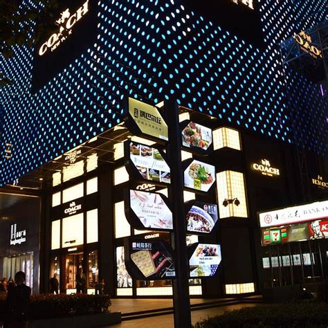2022大上海时代广场购物,...逛淮海路商圈的入口了，夜...【去哪儿攻略】