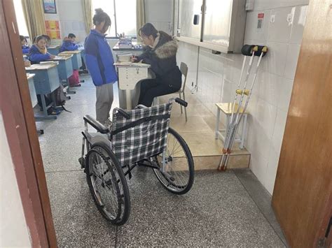一夜长大！衢州初中女老师带伤上课，学生抢着帮打饭、推轮椅散步… - 封面新闻