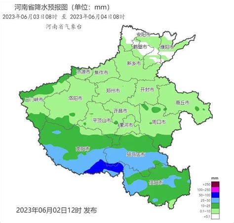 2023年5月31日傍晚，在河南焦作，村民们在麦田里冒着小雨抢收小麦。