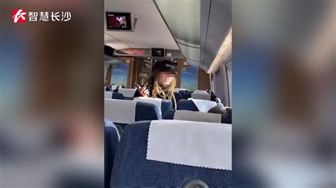 女子高铁上辱骂母亲：你咋不去死呢！乘客规劝还被怼：以后你管她_凤凰网视频_凤凰网