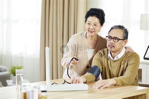 中老年夫妇居家测量血压高清图片下载-正版图片501729066-摄图网