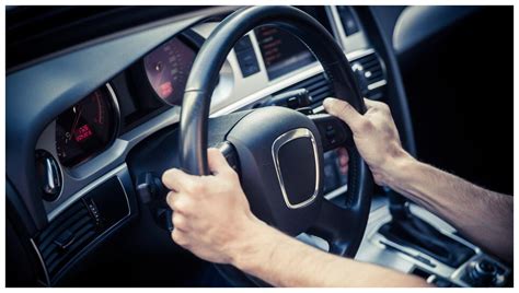 手握方向盘的男人正在开车图片素材-正版创意图片500350263-摄图网