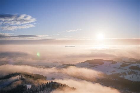 寒冷冬天竖版拍摄蓝天下树挂雾凇图片-包图网