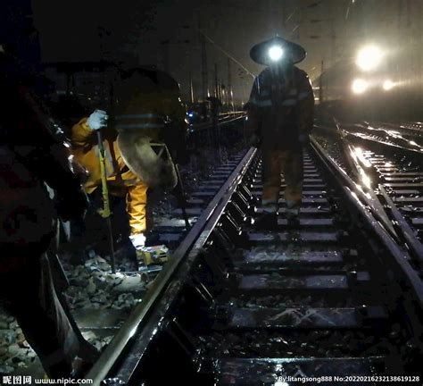 开远工务段蒙自线路车间职工在更换伤损钢轨 - 铁路一线 - 铁路网