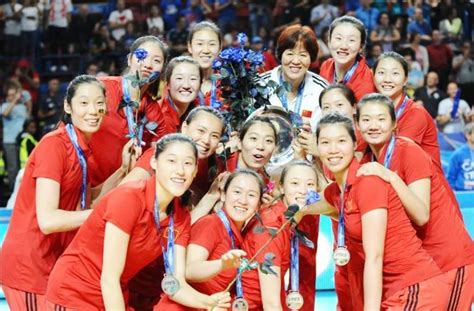 高清：中国女排捧起世界杯冠军 朱婷获最有价值球员--图片频道--人民网