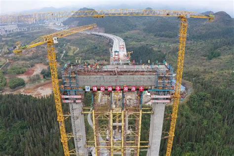 贵州最大跨径市政悬索桥黔西南州金州大桥主塔封顶
