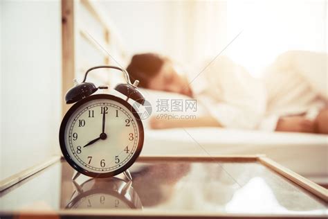 睡觉松弛清晨和懒惰时间概念睡室主题与背景美容女闹钟毯子高清图片下载-正版图片307910788-摄图网