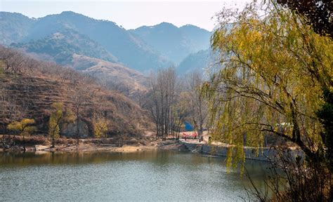 藕池村位于历城区西营镇，该村依山傍水，大河绕村而过