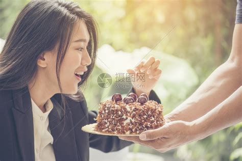 玻璃年轻亚洲女人的生日那天脸上有个惊喜蛋糕感觉兴奋和快乐女肖像高清图片下载-正版图片308057135-摄图网