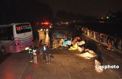组图：广西玉林发生三车相撞事故多人受伤_新闻中心_新浪网