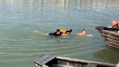赣州一大学生发现小女孩落水，来不及脱衣服立刻跳河救人_凤凰网视频_凤凰网