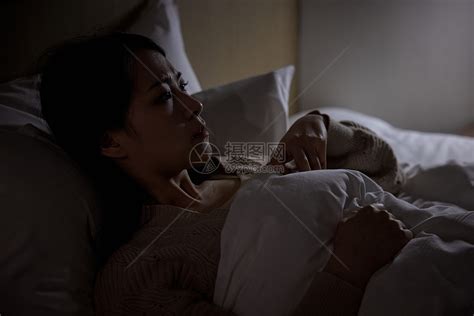 独居女性深夜失眠睡不着高清图片下载-正版图片502383835-摄图网