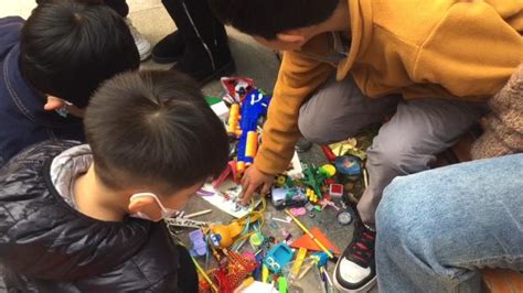 男童在小区免费送玩具：我长大了主要任务是学习_七环视频_澎湃新闻-The Paper