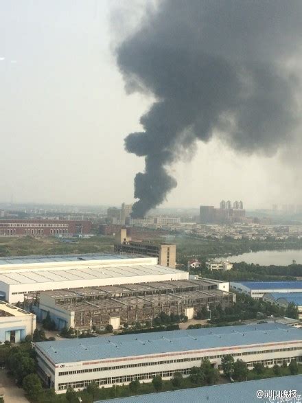 武汉一产业园厂房发生火灾 100余名官兵到场处置|大火|着火_凤凰资讯