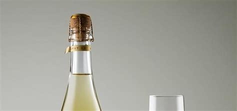 干邑和香槟的区别，干邑是葡萄蒸馏酒/香槟是气泡葡萄酒-小狼观天下