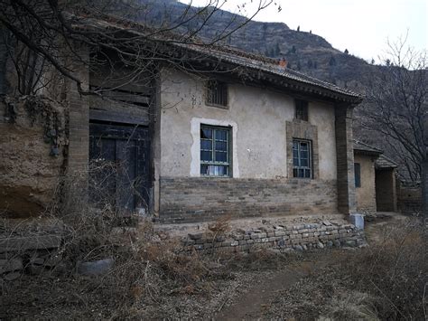 中国最“浪费”村庄 数十座乡村别墅荒废-房讯网