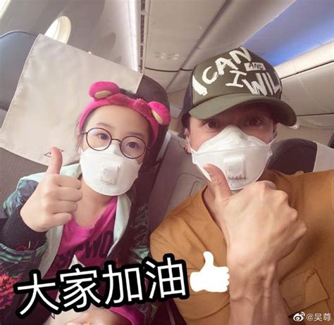 吴尊 医护人员 加油 携一双儿女 坐飞机 口罩遮面 _明星_中国小康网
