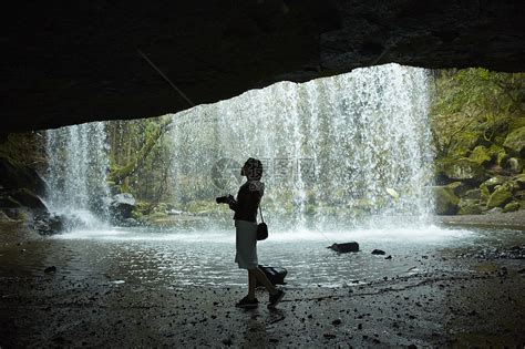 站在瀑布前的女性摄影师高清图片下载-正版图片502071609-摄图网