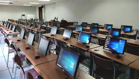 学生在图书馆使用笔记本电脑