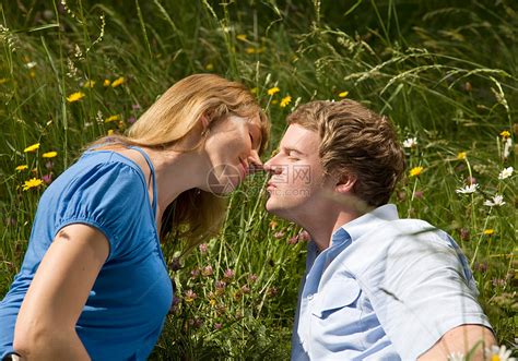 男人和女人在草地上亲吻高清图片下载-正版图片501446775-摄图网