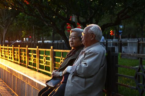 老年相亲节目爆笑“出圈”背后：老年人的爱情从来不是神话_深圳新闻网