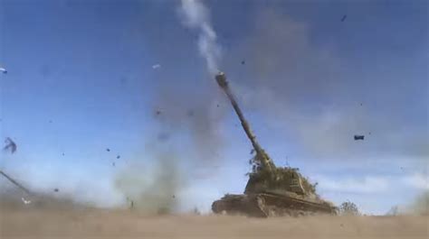 203重炮群齐射！俄军动用全球最大口径榴弹炮，炸平乌军防御阵地