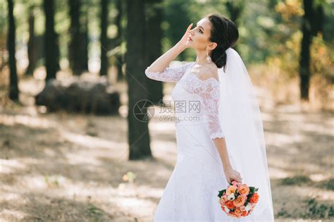新娘带着结婚礼物坐着高清图片下载-正版图片501472037-摄图网