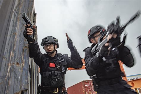 上海铁路公安局南京公安处特警支队举行交通工具反劫持演练