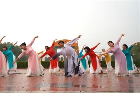 下雨也阻挡不了她们对舞蹈的热爱，请欣赏广场舞《梅花泪》_凤凰网视频_凤凰网