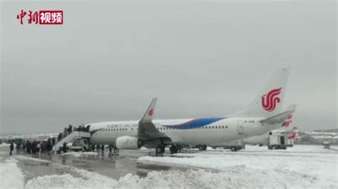 大连遭遇暴雪 致机场航班延误75班_凤凰网视频_凤凰网