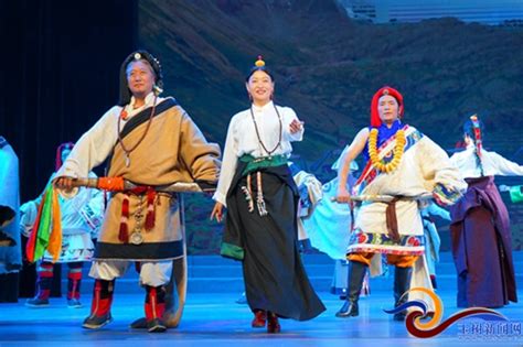 青海玉树震后第五年 民众歌舞表感恩之情 - 特刊 - 西藏在线