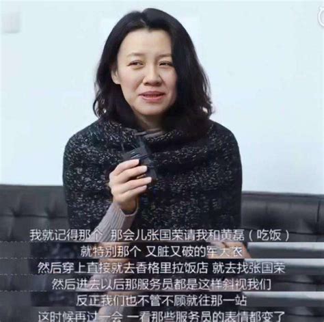 46岁刘琳老态初显却美得真实，一袭黑色露肩裹身裙，简约却高级