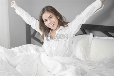 女人醒来后躺在床上高清图片下载-正版图片506161956-摄图网