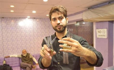 巴基斯坦一理发师，用27把剪刀“剪发”操作让游客着迷了！