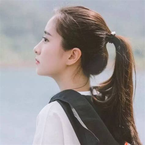 女学生扎马尾辫图片
