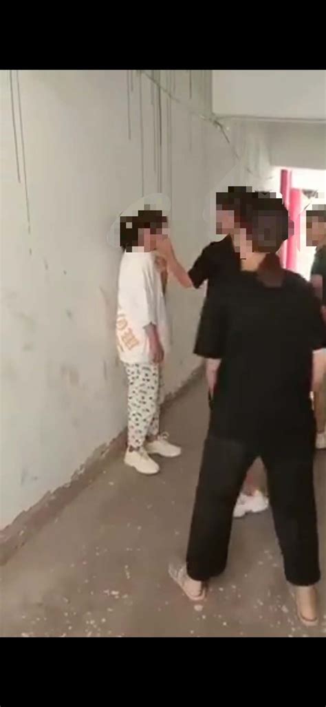 云南一中学女生被同学轮番殴打 4分钟被扇20余耳光多次倒地_手机凤凰网