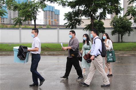 【疫情防控】设计系慰问第一批返校学生-桂林信息科技学院