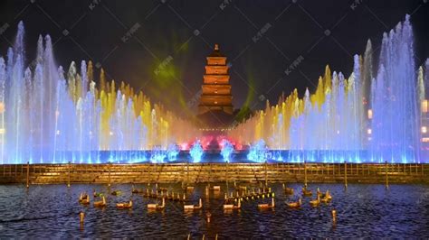 西安地标大雁塔北广场音乐喷泉表演高清摄影大图-千库网