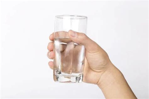 女人渴了喝水高清图片下载-正版图片503461767-摄图网