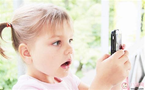 如何控制孩子玩手机 孩子玩手机有瘾怎么办 _八宝网