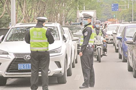 武汉江夏交警强力整治辖区违法停车“乱象”