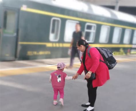 湖北一年轻妈妈独自手抱俩娃赶火车，画面走红获网友点赞：超人！ | 北晚新视觉