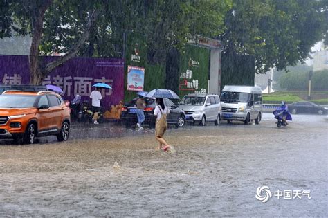 河南汝州遭遇强降雨 低洼路段积水严重-天气图集-中国天气网