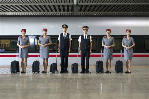兰州：空铁乘务员同乘交流服务经验_时图_图片频道_云南网